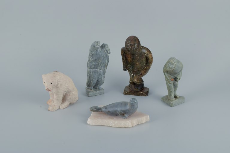 Grønlandica, fem figurer. Isbjørn, sæl og tre inuitter.
Fire figurer i fedtsten og en sparebøsse i keramik (isbjørn).