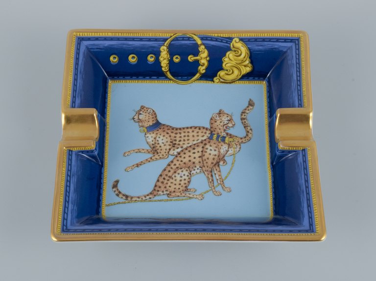 Porcelaine de Paris (Décor - Chasses Royales).
Skål hånddekoreret med geparder og gulddekoration.