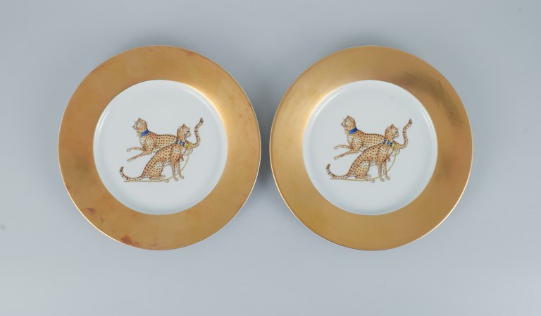 Porcelaine de Paris (Décor - Chasses Royales).
Two cover plates hand decorated with cheetahs and gold decoration.
