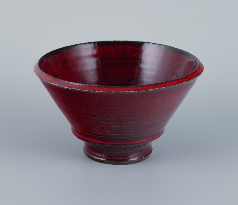 Solveig og Lars Henrik Kähler, keramikskål med glasur i røde toner.