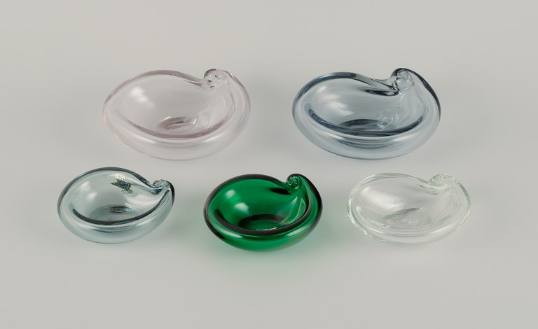 Hugo Gehlin for Gullaskruf, Sweden, five small art glass bowls.