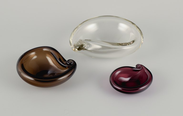 Hugo Gehlin for Gullaskruf, Sweden, three small art glass bowls.