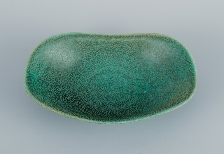 Gunnar Nylund (1904–1997) for Rörstrand. Skål i keramik, organisk form med 
plettet grøn glasur.