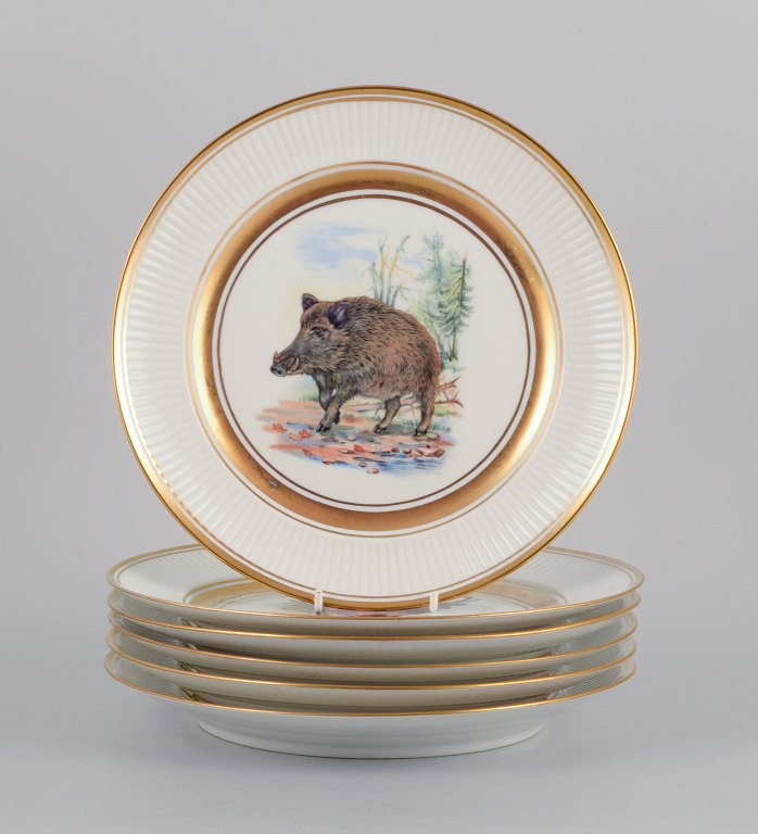 Royal Copenhagen, six fauna danica style dinner plates hand painted with animal 
motifs.
Decorated with gold rim.