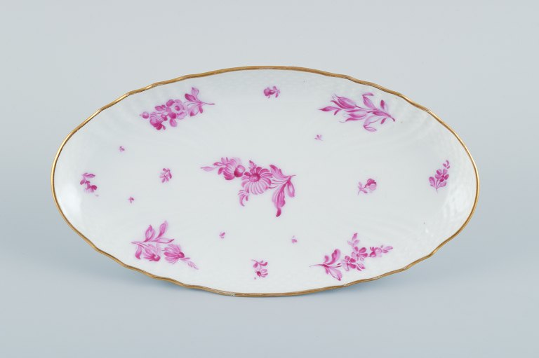 Royal Copenhagen, ovalt fad håndmalet med purpur blomster og guldkant.