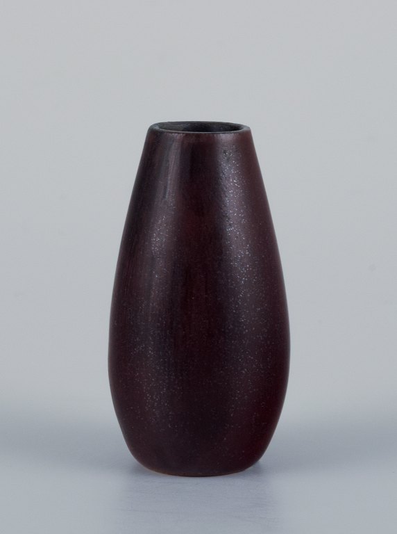 Carl Harry Stålhane (1920-1990) for Rörstrand, miniature-vase med glasur i brune 
nuancer.