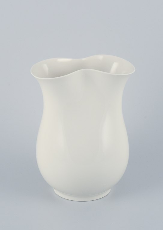 Thorkild Olsen 1890 - 1973 for Royal Copenhagen, porcelænsvase i modernistisk 
design.