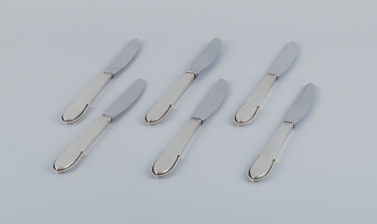Georg Jensen Beaded.
A set of six long-handled dinner knives in sterling silver with Raadvad blades 
in stainless steel.