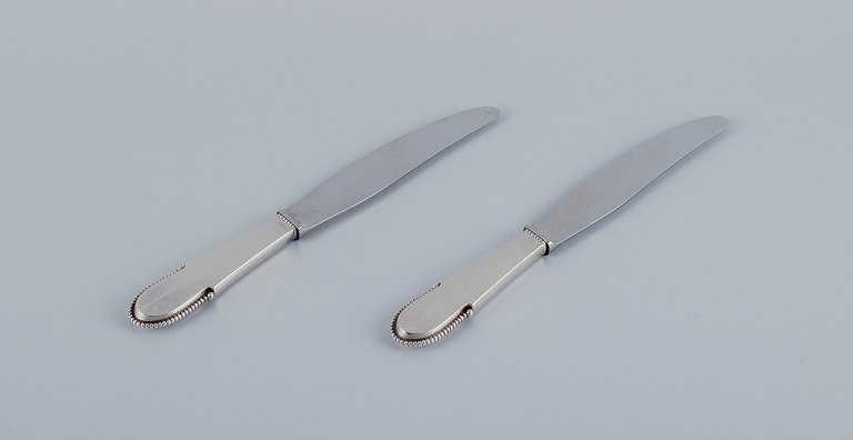 Georg Jensen Beaded.
Two short-handled dinner knives in sterling silver.