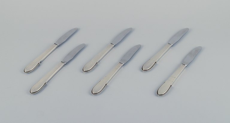 Georg Jensen Beaded.
Set of six long-handled luncheon knives in sterling silver with stainless steel 
blades.