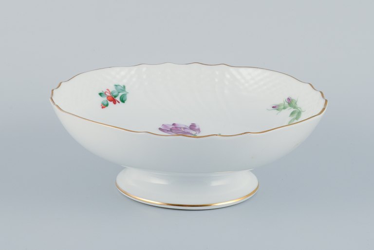 Royal Copenhagen, Saxon Flower, centrepiece hand-decorated with polychrome 
flowers and gold rim.