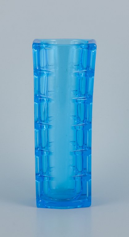 Gullaskruf, Sverige, kunstglasvase i blåt glas.
Modernistisk design.