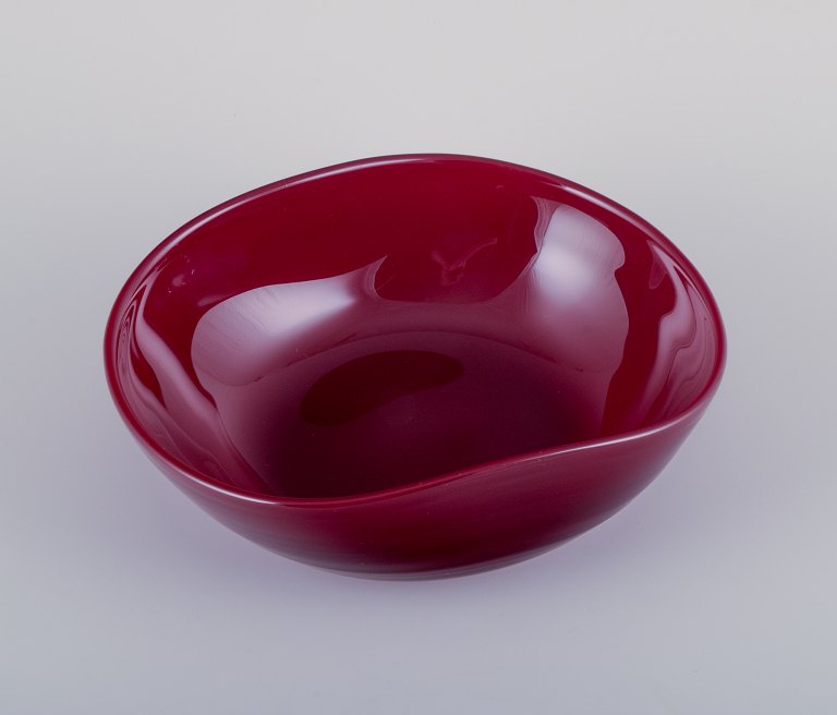 Monica Bratt for Reijmyre, Sverige. Stor oval skål i mundblæst vinrødt 
kunstglas.