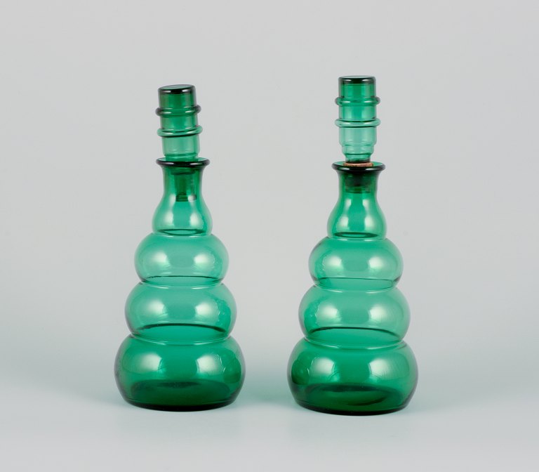 A pair of decanters in green art glass from a Swedish glassworks. Mouth-blown in 
Art Deco style.