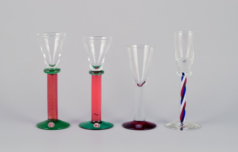 Margareta Hennix for Reijmyre, Sverige. Et sæt på fire snapseglas. Håndlavet og 
mundblæst kunstglas. Forskelligfarvet.