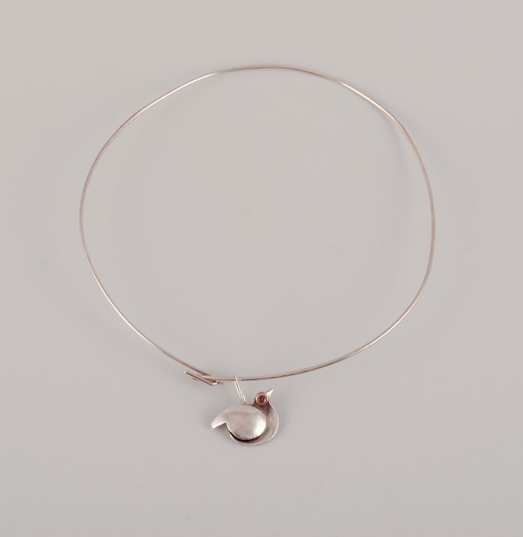 Inga-Britt "Ibe" Dahlquist. Modernist neck ring in sterling silver.
Pendant shaped like a bird.