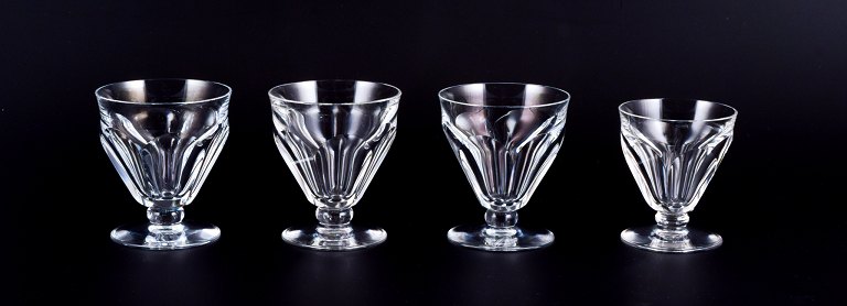 Baccarat, Frankrig. Et sæt på fire Art Deco glas i facetslebet krystalglas.
Enkelt glas er lidt mindre.