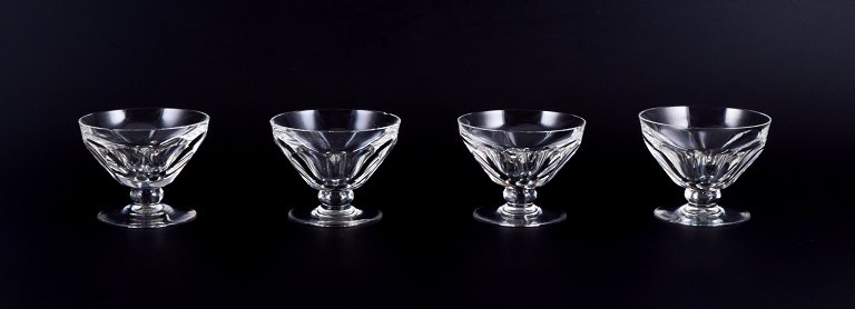 Baccarat, France. A set of four Art Deco champagne coupes in faceted crystal 
glass.