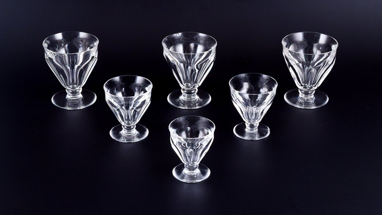 Baccarat, France. A set of six Art Deco glasses in faceted crystal glass. 
Different sizes.