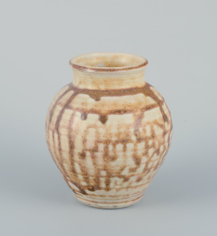 Elly Kuch (1929-2008) and Wilhelm Kuch (1925-2022). Unique ceramic vase.
Glazed in brown and yellow tones on a beige base.