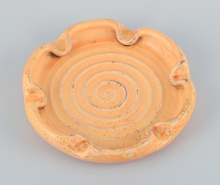 Kähler ceramic dish in uranium glaze. Spiral-shaped motif.