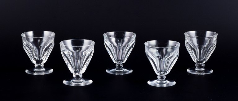 Baccarat, France. A set of five Art Deco sherry glasses in faceted cut crystal 
glass.