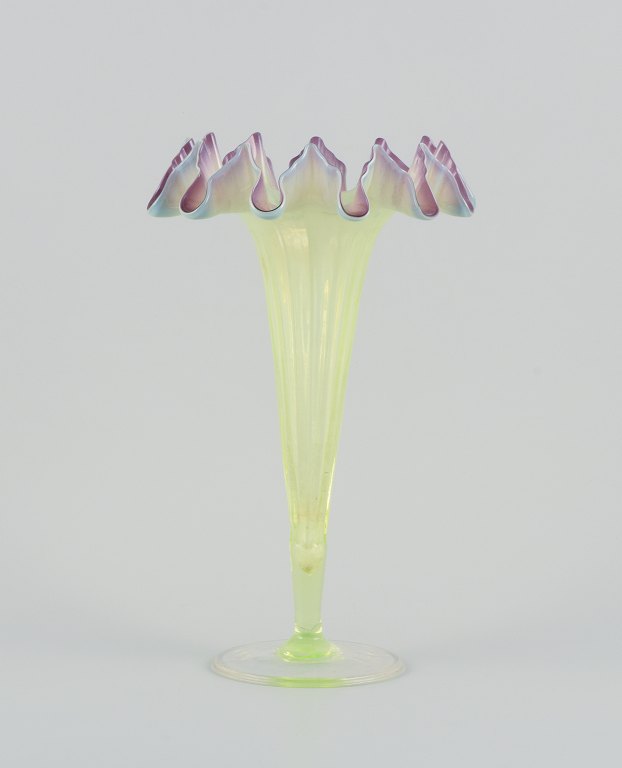 Trelleborgs Glasbruk, Sverige. Trompetformet kunstglasvase i lysegrønt og violet 
glas. Mundblæst.
