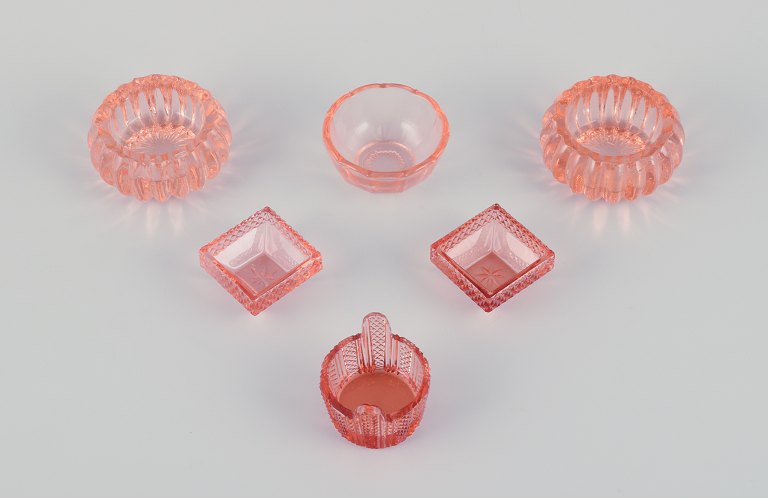 Fåglavik Glasbruk (1874-1980), Sverige.
Seks saltkar i farvet glas. Rosa håndlavet glas.
