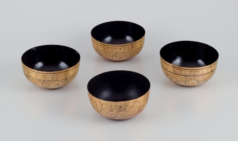 Fire asiatiske skåle i papmache. Dekoreret i guld og sort.
Med traditionelle motiver.