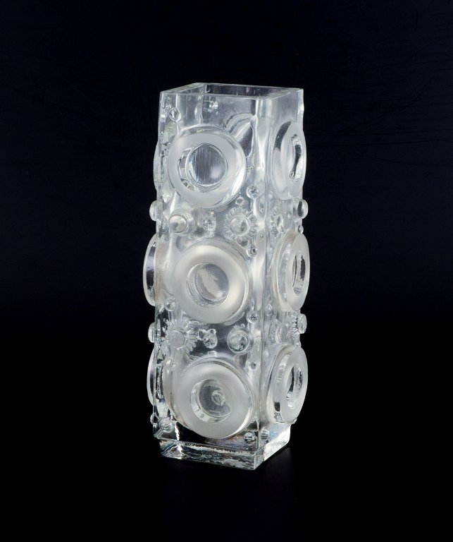 Uno Westerberg for Pukeberg, Sweden. Large art glass vase in clear art glass.