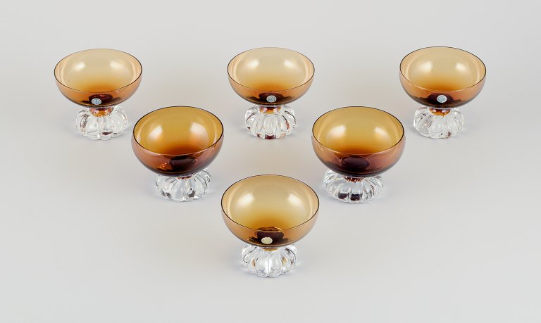 Åseda Glasbruk. A set of six cocktail glasses/dessert bowls in mouth-blown art 
glass.