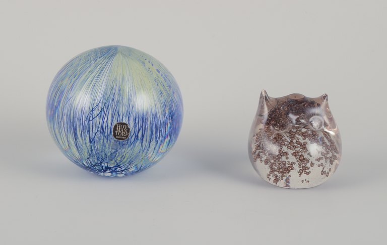 E. Söderberg for Hovmantorp, Swedish glass artist, and Muurla, Finland. Two 
sculptures in art glass. An owl and a spherical sculpture with an abstract 
motif.
