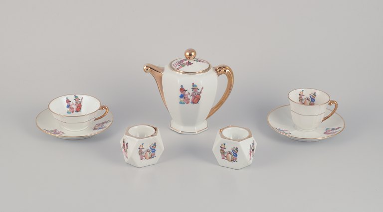 Limoges Porcelaine, France.
Coffee pot, teacup, and a coffee cup with saucers, as well as two egg cups in 
porcelain. Motifs of child musicians.