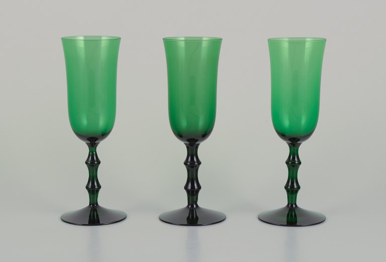 Simon Gate for Orrefors, Sverige. Tre ”Salut” champagneglas i grønt mundblæst 
kunstglas.