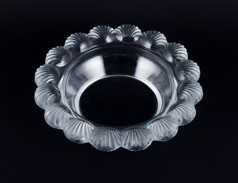 René Lalique, France. "Pornic" bowl in art glass designed with shells.