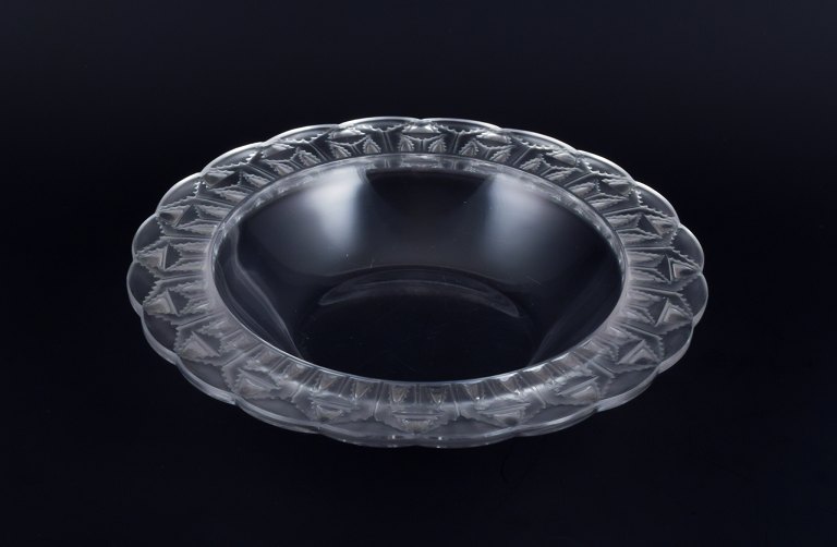 René Lalique, France. Large "chevreuse" bowl in art glass.