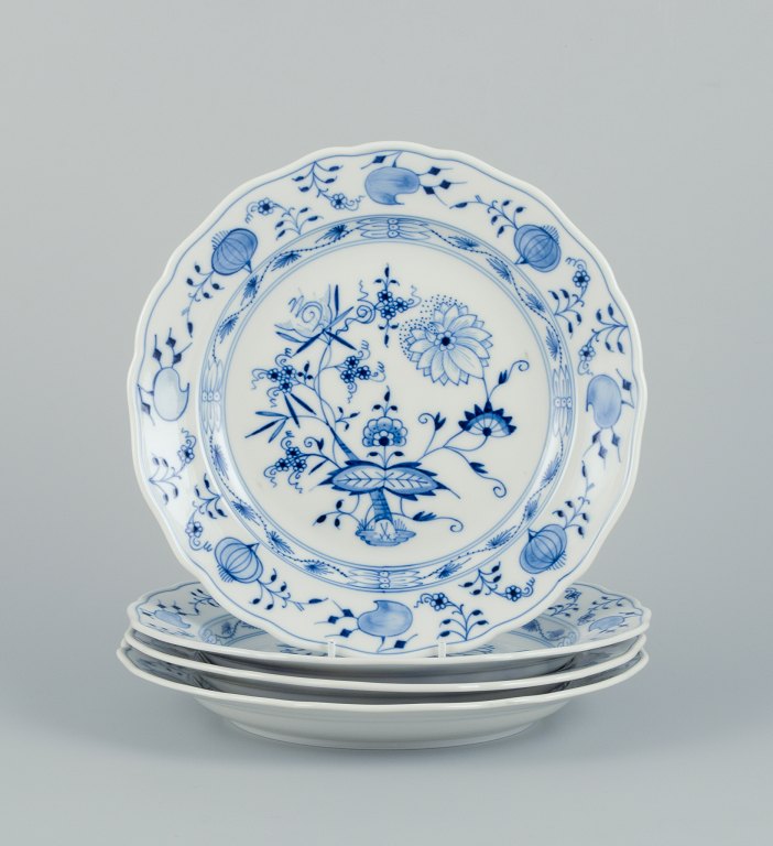 Meissen, Germany. A set of four Blue Onion Pattern dinner plates in porcelain.