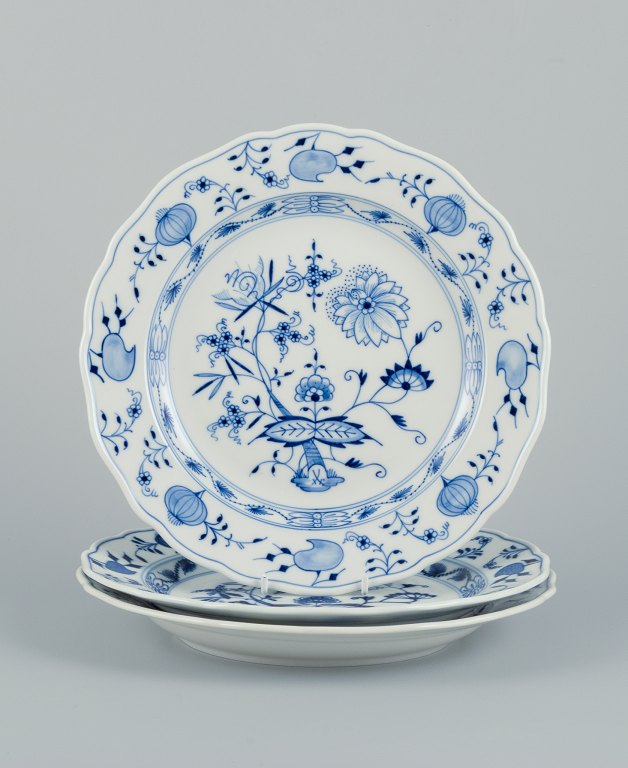 Meissen, Germany. A set of three Blue Onion Pattern dinner plates in porcelain. 
Hand-painted.