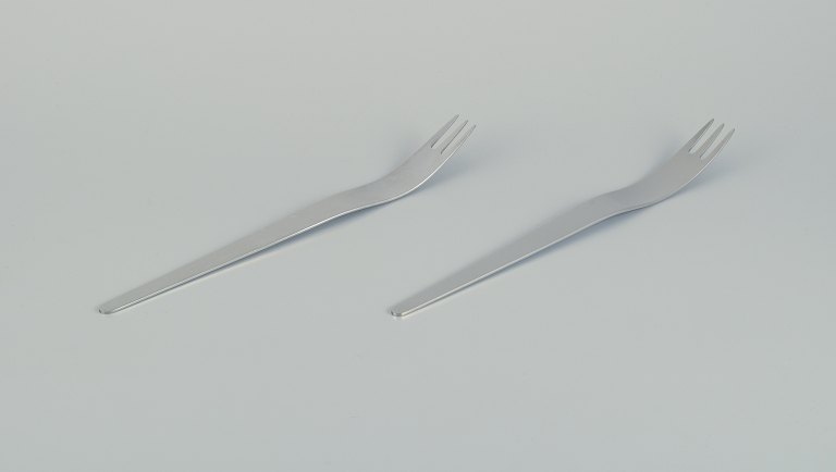 Arne Jacobsen for Georg Jensen. Modernist Arne Jacobsen cutlery.
Two long salad forks in stainless steel.