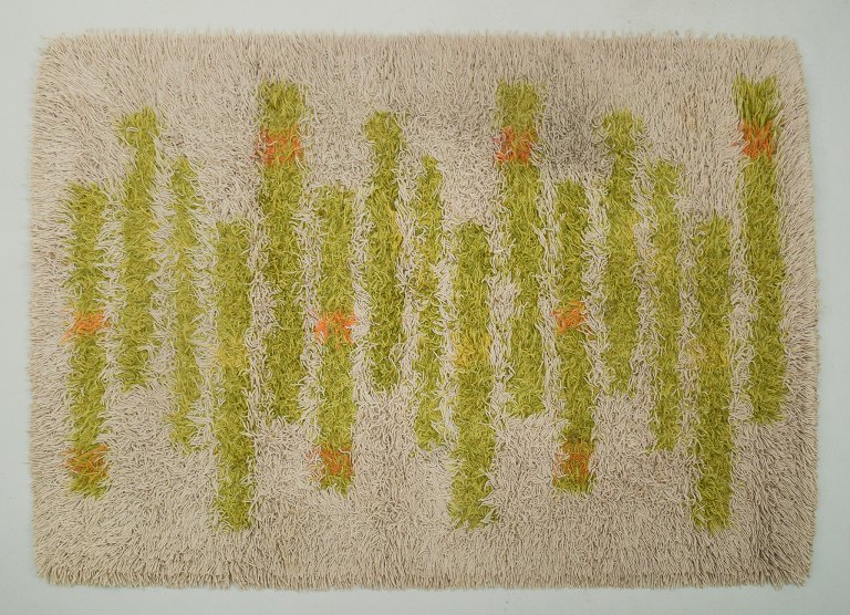 Swedish textile designer. Blekinge-rya. Large carpet in pure wool.
Modernist design. Green, orange, and white colors.