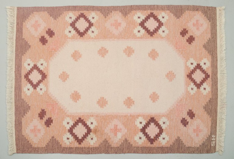 Swedish handwoven carpet in pure wool. Rölakan technique. Geometric pattern in 
white, brown, and light brown colors.