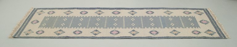 Swedish handwoven runner in pure wool. Rölakan technique. Geometric pattern. 
White, blue, and pink colors.