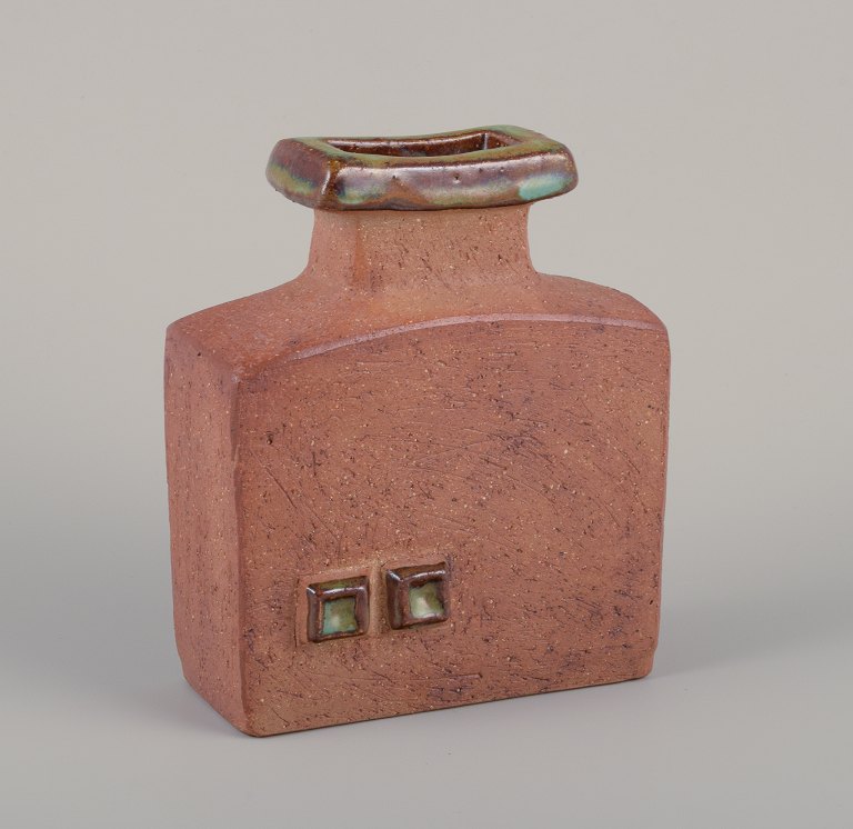 Curt Magnus Addin (1931-2007), Swedish ceramist. Own studio.
Unique ceramic vase in a modernist style. Chamotte clay.