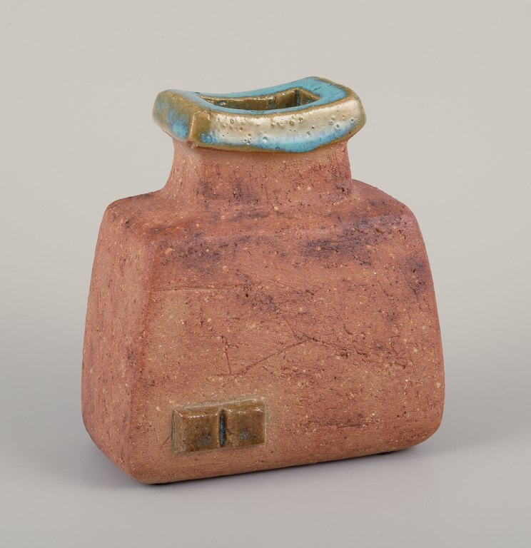 Curt Magnus Addin (1931-2007), Swedish ceramist. Own studio.
Unique ceramic vase in a modernist style. Chamotte clay.