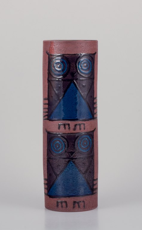 Inger Persson (1936-2021) for Rörstrand Atelje, Sweden. Large unique ceramic 
vase.
Cylinder-shaped. Decorated with owls.