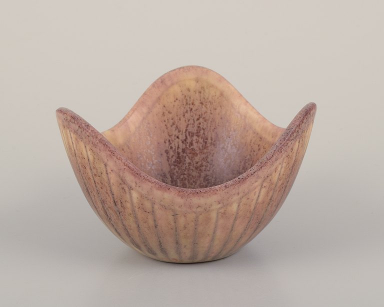 Gunnar Nylund for Rörstrand. Small ceramic bowl with ribbed design.
Eggshell glaze in earthy tones.