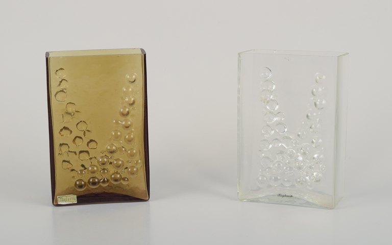 Fåglavik, Sweden.
Two art glass vases. Modernist design with interconnected circles.