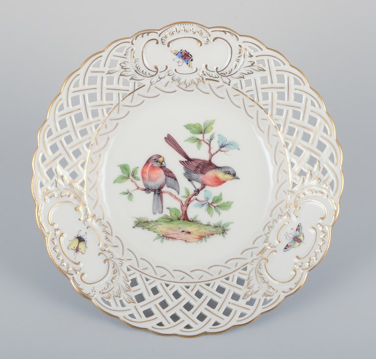 Meissen, Tyskland.  Gennembrudt porcelænstallerken. Håndmalet med fuglemotiv og 
insekter, guldkant.