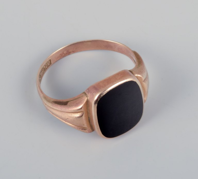 Henry Roland, dansk guldsmed. 
14 karat guldring med onyx.