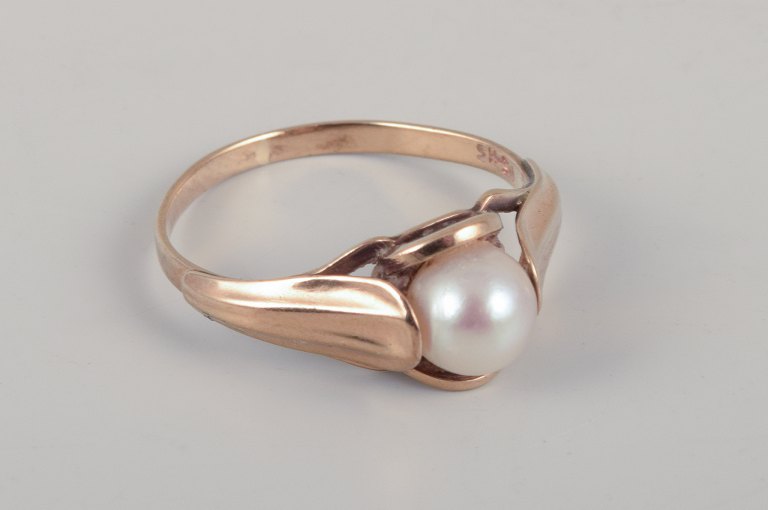 Danish goldsmith. Classic gold ring with cultured pearl.